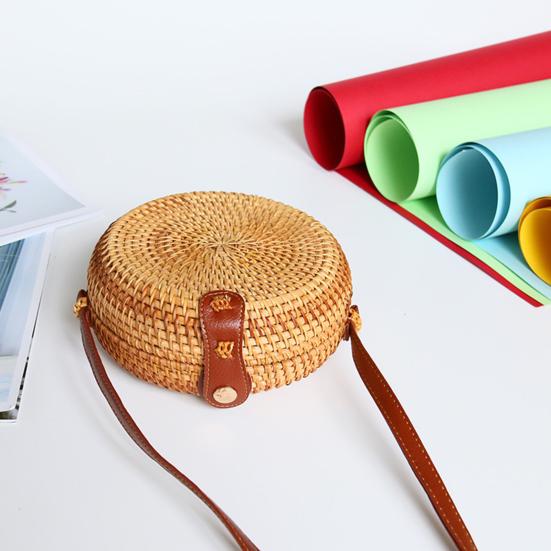 Ręcznie tkana okrągła torba rattanowa z paskiem na ramię Duża pojemność Naturalny szyk Do użytku w podróży