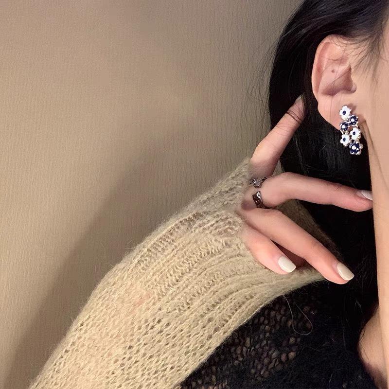 Blue and White Flower Stud Earrings Women's Autumn and Winter Temperament Cute Earrings Design Sense Niche White Earrings Tide