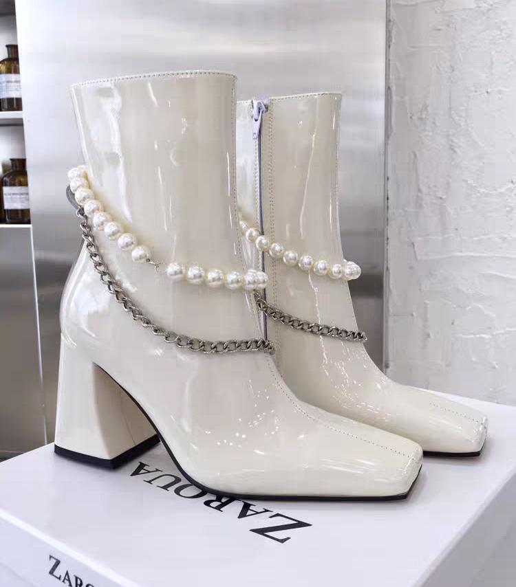 Мода 2024 года новые женские одинарные ботинки из лакированной кожи с квадратным носком и жемчужной цепочкой с боковой молнией и толстым каблуком на весну и осень 40 4649₽