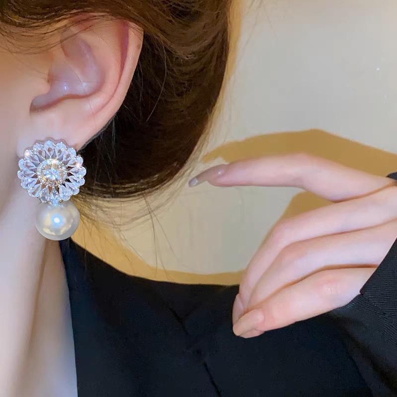 Elegant Zircon Flower Pearl Ear Clips for Women - Non-Piercing Retro Earrings, Light Luxury Exaggerated Coil Design