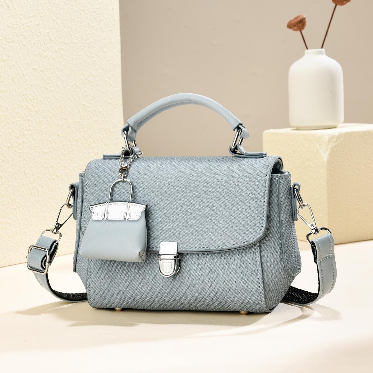 

2025 новая женская сумка весенне-летний тренд мини портативная маленькая сумка женская сумка корейская версия модная на плечо сумка-мессенджер Length 17 Width 8 Height 15CM синий