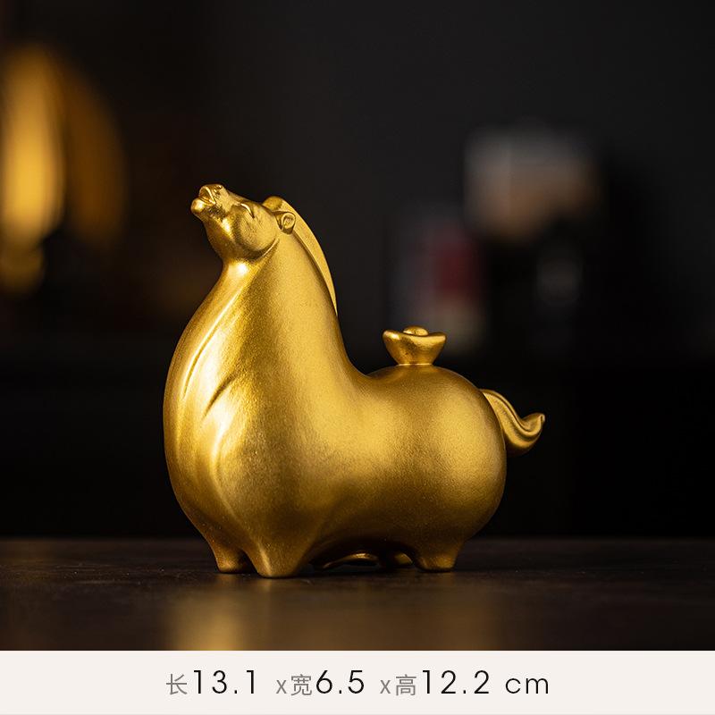 

Ceramics offers various items such as money figurines, zodiac horse-themed items, auspicious mascots, birthday gifts, festival g