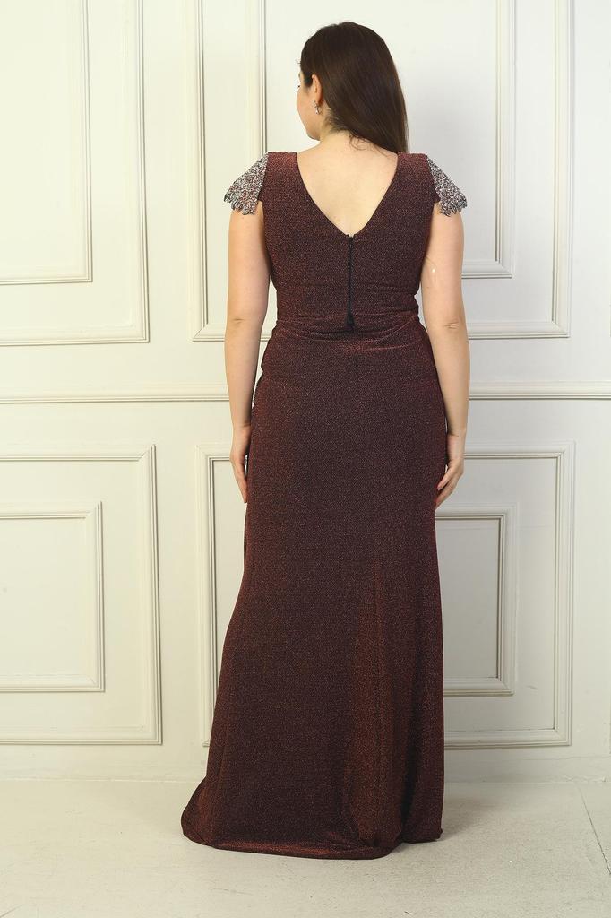 Langes Kleid aus Lycra in Übergröße mit V-Ausschnitt vorne und hinten, Ärmeln und Taille in Steinoptik, gefüttert, drapiert und silbrig