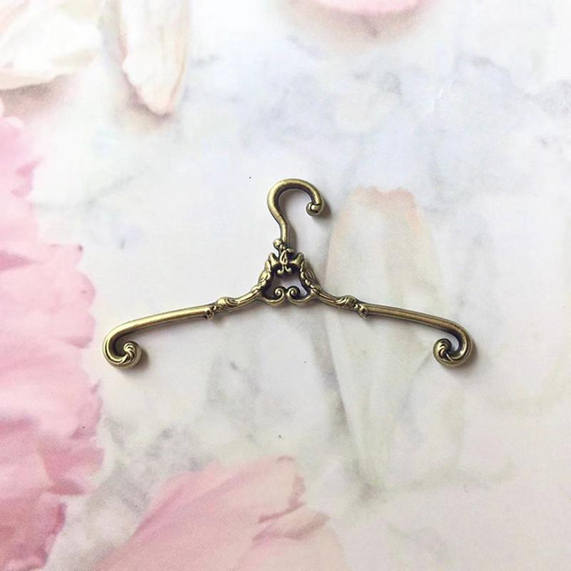 2Pcs/Bag Miniature Retro Coat Hanger Model Simulation Decoration Dollhouse Accessories Micro Landscape Props Kids Play Toys Gift