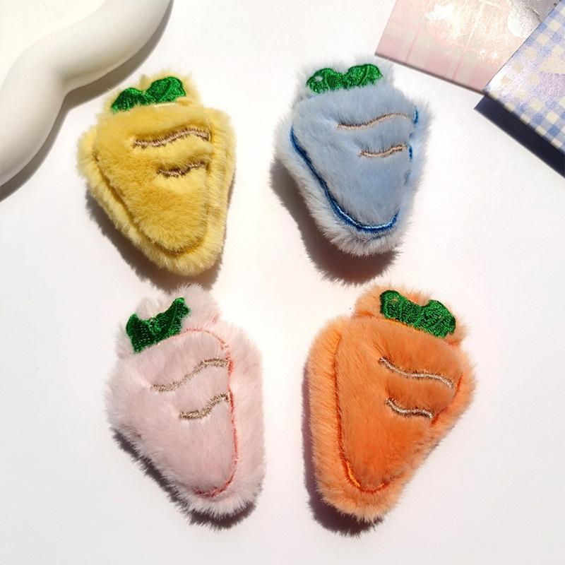 Süße Karotte Hase Plüsch Brosche 3D Cartoon Kaninchen Puppe Pin Tasche Mantel Pullover Schal Abzeichen Pins Accessorie