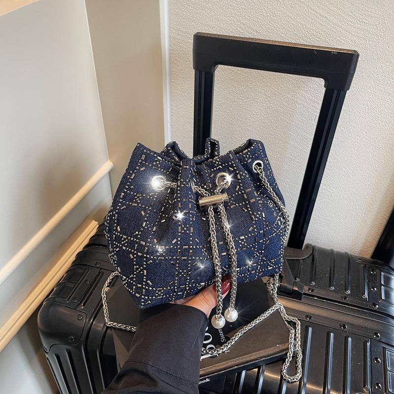 

Niche sweet portable lucky bag bag women s 2025 new diamond foreign style shoulder bag chain fashion bucket bag темно-синий