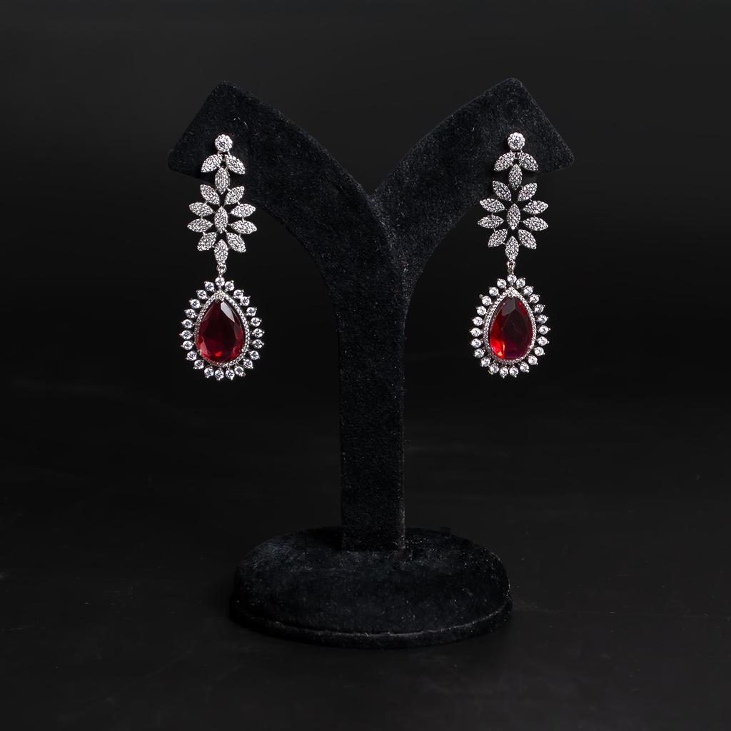 Hängeohrringe mit amerikanischem Diamanten und rotem Stein: Blumenanhänger aus Kupferlegierung