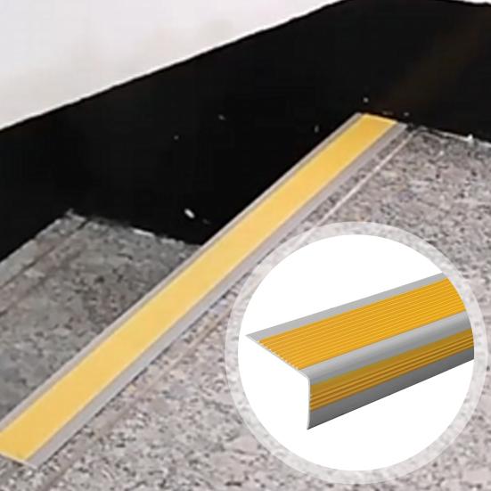Profilo per gradini antiscivolo da 100 cm, a forma di L, autoadesivo, per la protezione dei bordi delle scale, impermeabile, per interni ed esterni.
