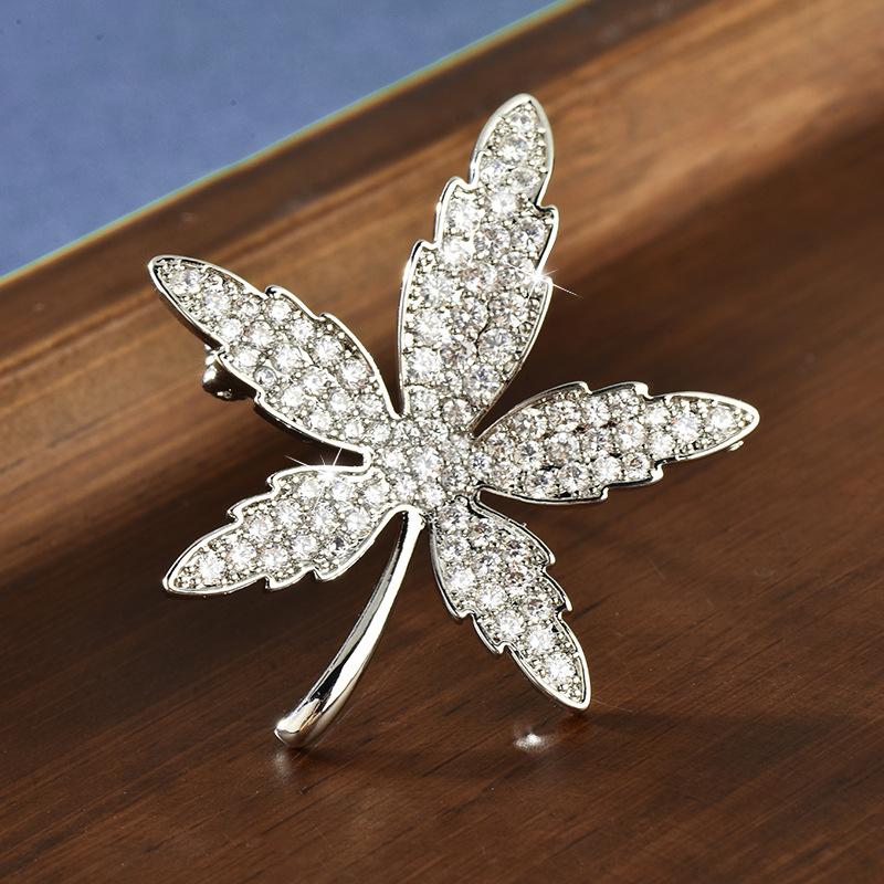 Exquisite High-End Full Diamond Micro-Inlaid Zircon Maple Leaf Brooch Temperament Versatile Commuting Gold Leaf Jacket Pin серебряный
