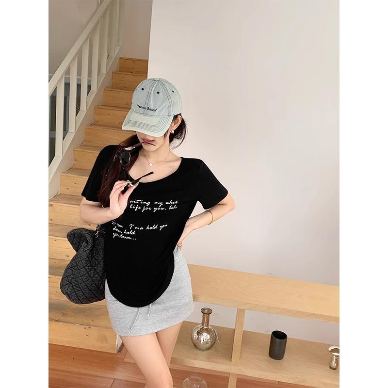 

Повседневная и универсальная футболка с U-образным вырезом и короткими рукавами для женщин на лето, свободный и ленивый фасон, изогнутый подол, принт с буквами, маленький топ XL