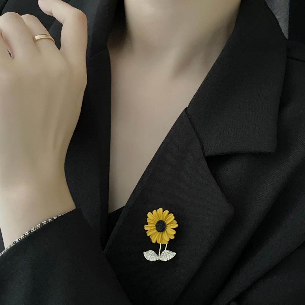 Exquisite Sunflower Corsage Brooch: High-End Women's Pin for Suits and Shirts - Unique, Stylish, and Cute Accessory