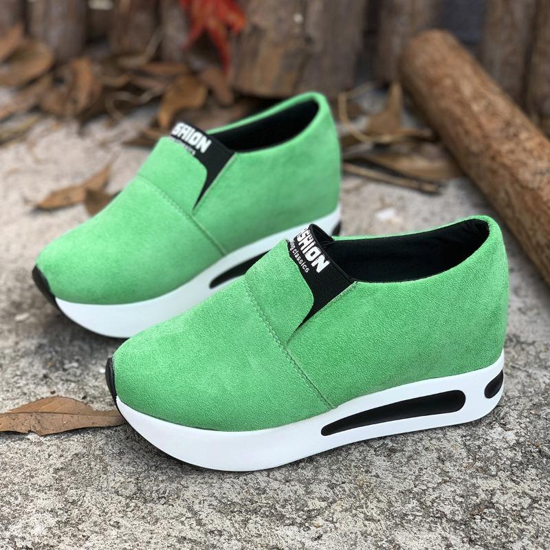 New Large-sized Thick-soled Casual Sports Shoes for Women with An Insole That Increases Height and Has A Sponge Sole