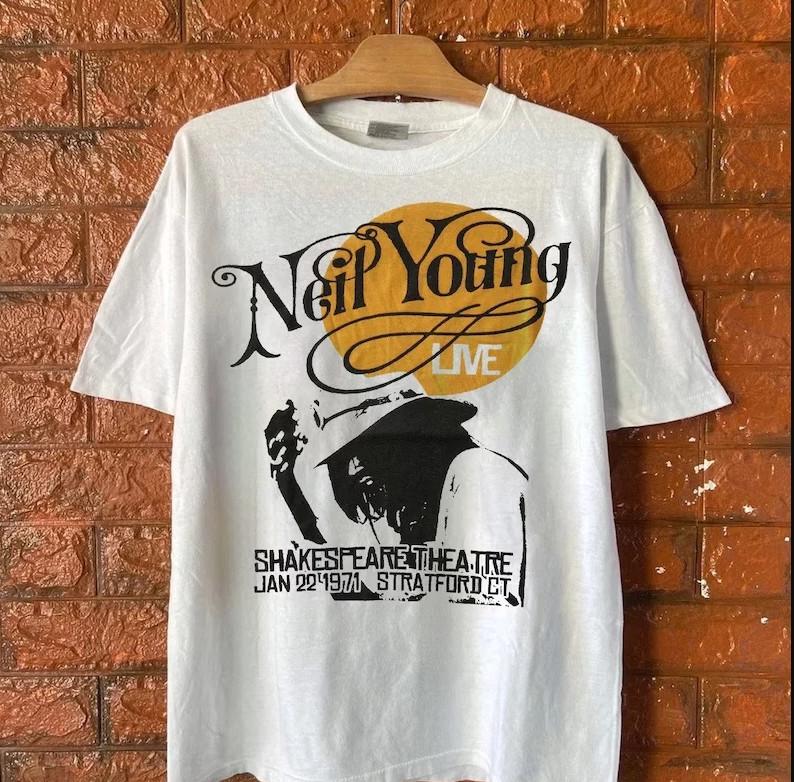 Vintage 1971 Neil Young Live At Shakespeare Theatre 1971 T-shirt, size S-4XL
