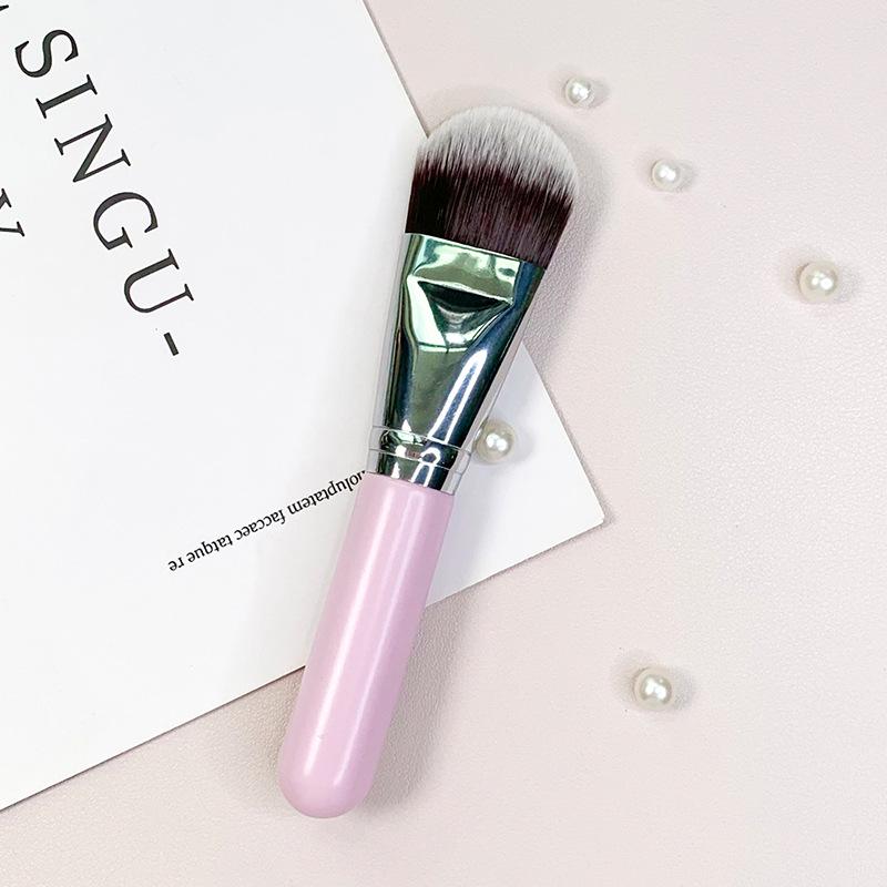 Streak-Free Flat-Head Tongue-Shaped Foundation Brush for Quick, Powder-Free Makeup Application