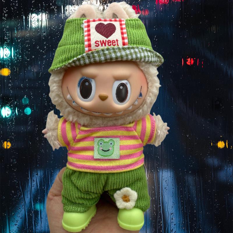 

Одежда для кукол Лабубу: Костюм с юбкой из плюша или винила 17 см, подходит для одного, двух и трех поколений Lush Green (Hat+Top+Pants)