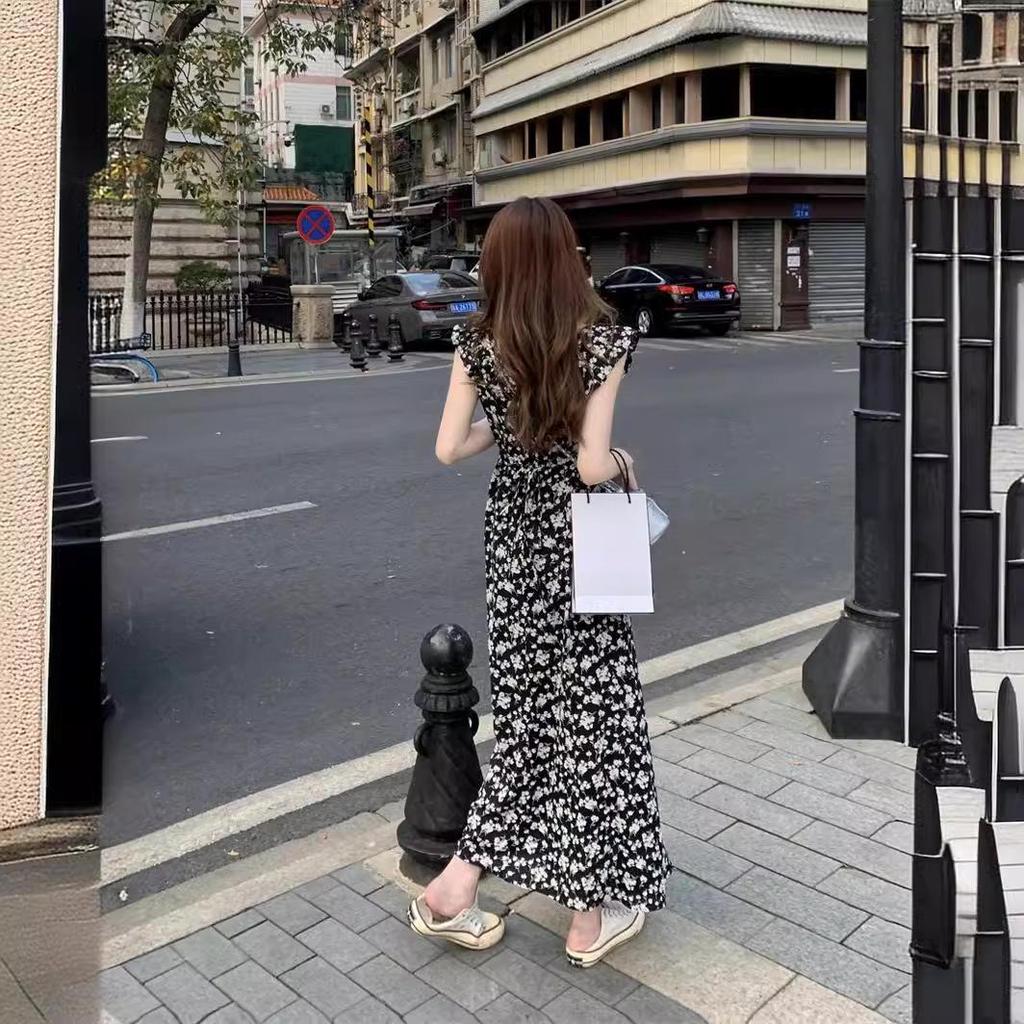 Rochie Retro Neagră cu Flori Primăvară/Vară 2024: Croială slim, lungime medie-lungă cu fustă cloș