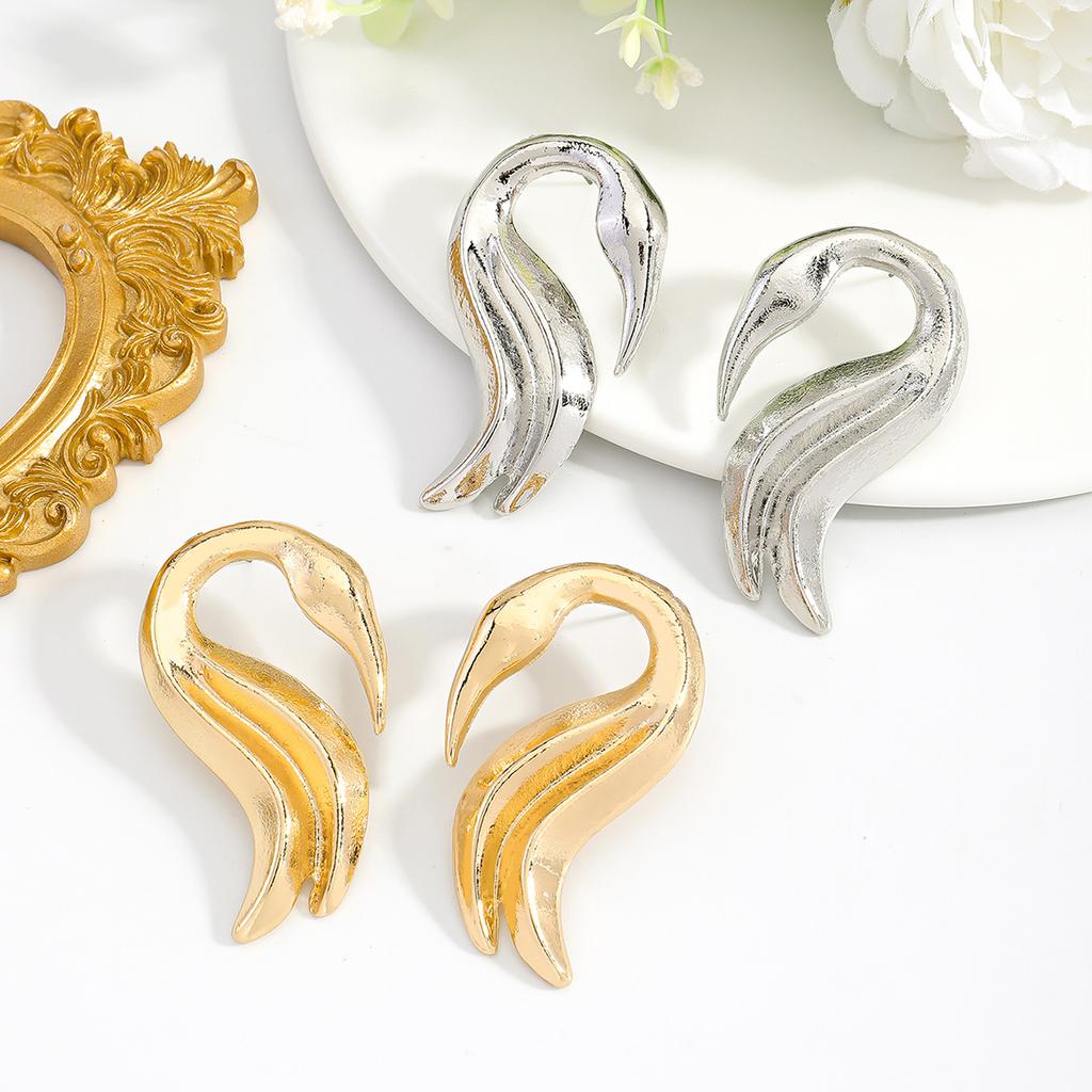 New Swan Shape Light Luxury Earrings Temperament Glossy Earrings Personality High Sense Fashion Stud Earrings