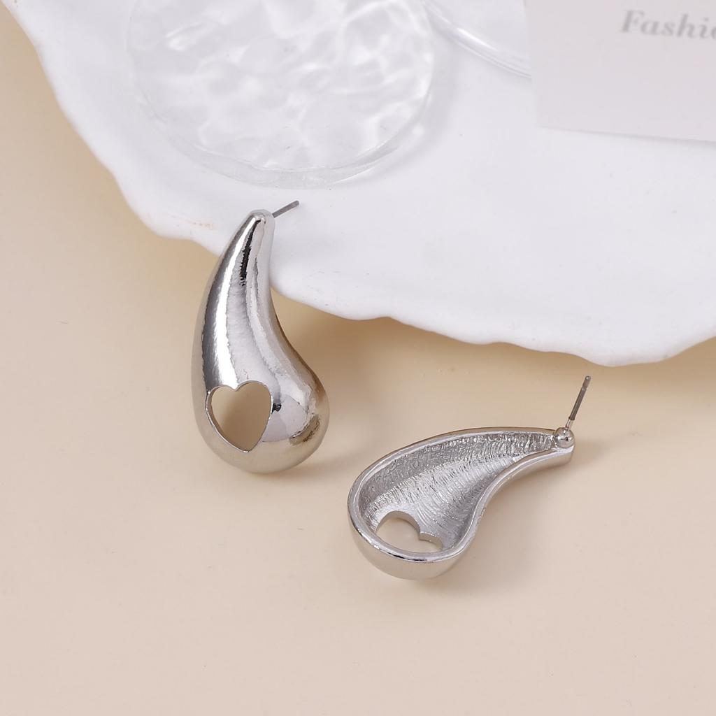 Creative and Personalized Design Sense, Hollowed-out Geometric Heart-shaped Teardrop Ear Studs, a Niche and Fashionable Daily Commuting Style