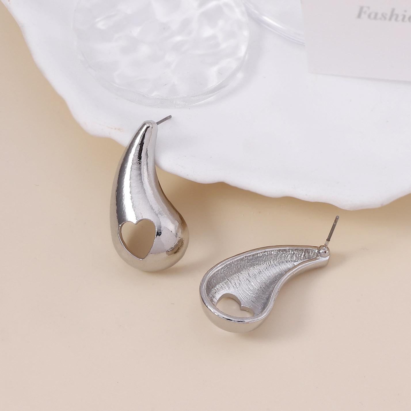 

Creative and personalized design sense, hollowed-out geometric heart-shaped teardrop ear studs, a niche and fashionable daily commuting style