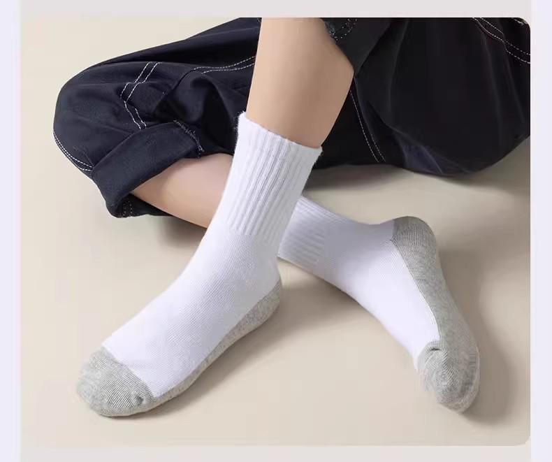 Dziecięce bawełniane skarpety: Biało-czarne, do połowy łydki, dezodorujące, odporne na zabrudzenia, odpowiednie na wiosnę, jesień i zimę