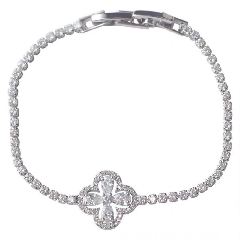 Elegant French Style Micro-Paved Zirconia Flower Bracelet: A Luxurious, Fashionable, and Versatile Accessory