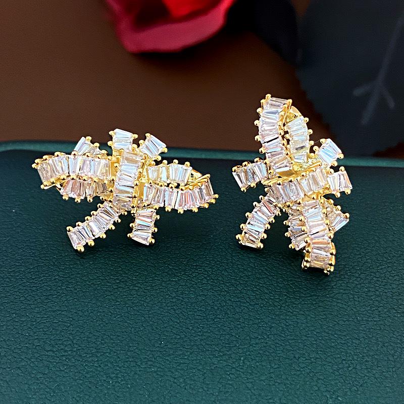 

Серьги-пусеты «Бантик» из циркония – Серебряная игла, Роскошные и сверкающие.