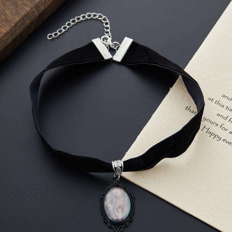 Gothic Vintage Oval Pendant Velvet Necklace Ladies Vampire Relief Witch Zircon Accessories Victoria Choker
