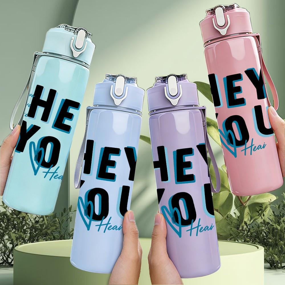 1PC Hey You Bold Letter Art 750ml Color Plastic Sports Water Bottle Leakproof Flip Straw Lid Suitable for Sports Office Home Use