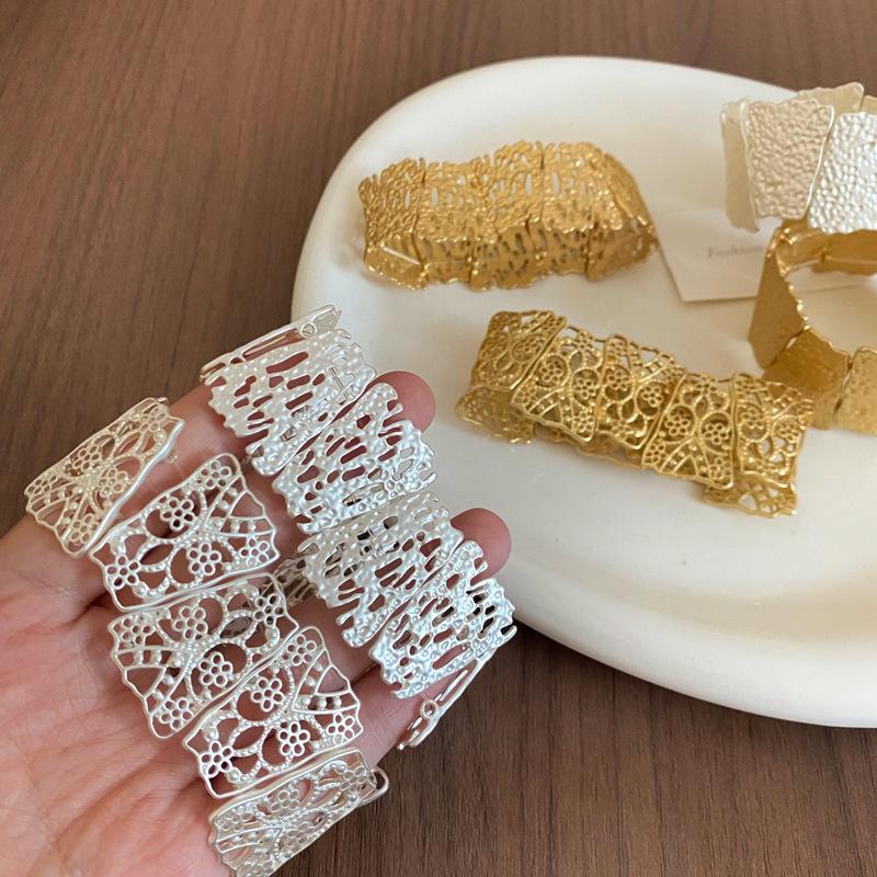 Matte Vintage Floral Spliced Bracelet - Elegant and Versatile Women's Jewelry