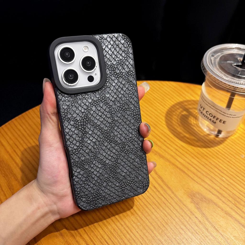Built In Magnetic Snake Skin Pattern for IPhone 16 ProMax Phone Case for Apple 15 Wristband Holder Case