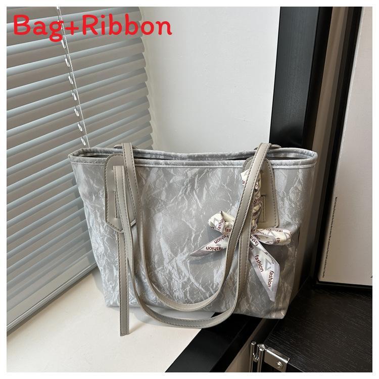Fashionable City Style Tote Bag With Soft Structure And Interior Card Pockets For Daily Wear