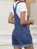 Damskie sprane niebieskie dżinsowe ogrodniczki z regulowanymi ramiączkami i podwiniętymi nogawkami