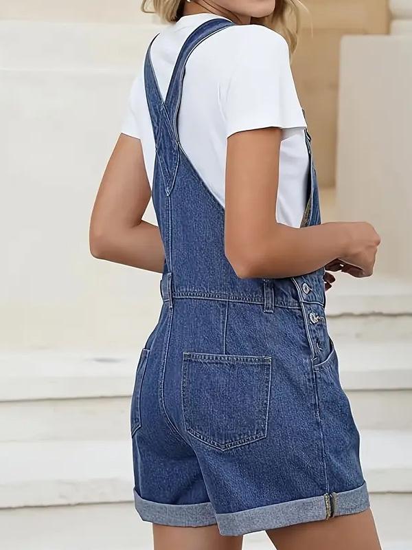 Damskie sprane niebieskie dżinsowe ogrodniczki z regulowanymi ramiączkami i podwiniętymi nogawkami