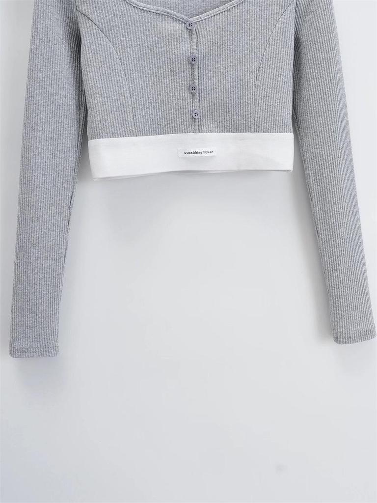 YPFF Trendiges Damen Cropped Slim Fit V-Ausschnitt Langarm Rippstrick Oberteil mit Logo-Applikation.