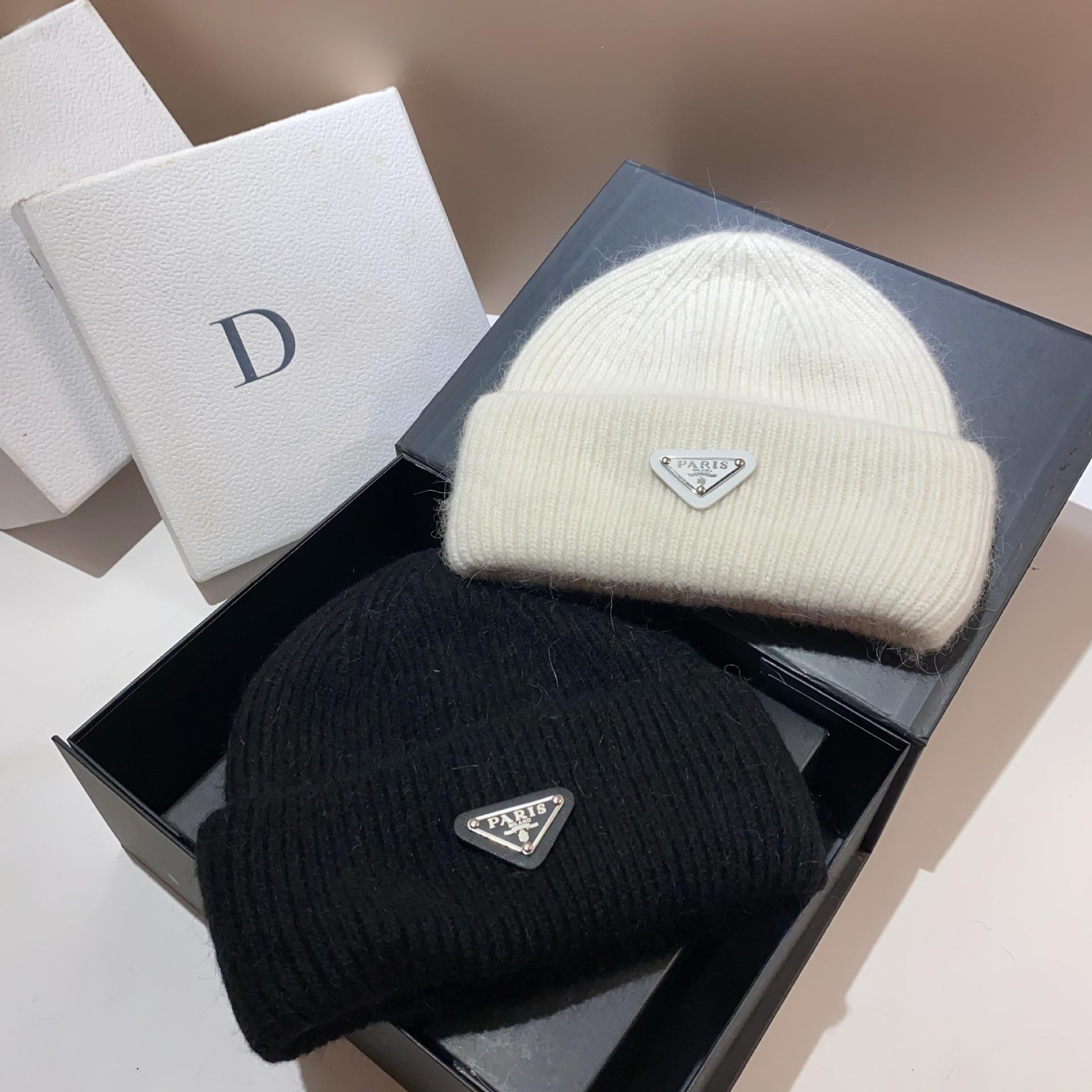 

Зимняя шапка с защитой ушей французской вязки с мехом кролика - теплая, стильная, дизайн перевернутый треугольник, шерсть с двойным подгибом One Size