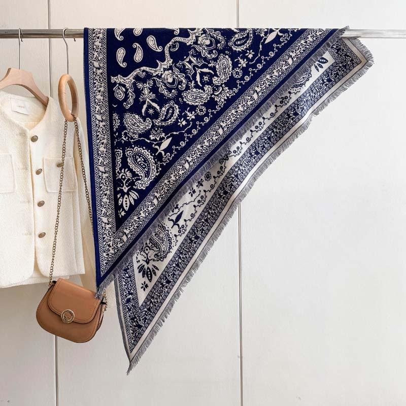 Spot autumn and winter roll grass triangle towel European and American retro skin-friendly boutique jacquard cashew flower imitation cashmere shawl