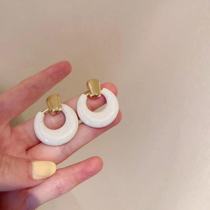 French elegance, high-end pearl super fairy stud earrings, personalized design, niche temperament, versatile and sweet earrings.
