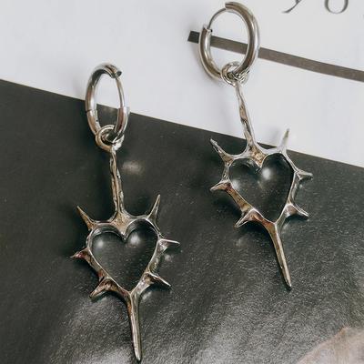 2 peças Punk Rock Espinhos Vazados Pingente Coração de Amor Brincos de Argola para Mulheres Homens, Amante Moda Cool Rebites Espigão Brincos Joias