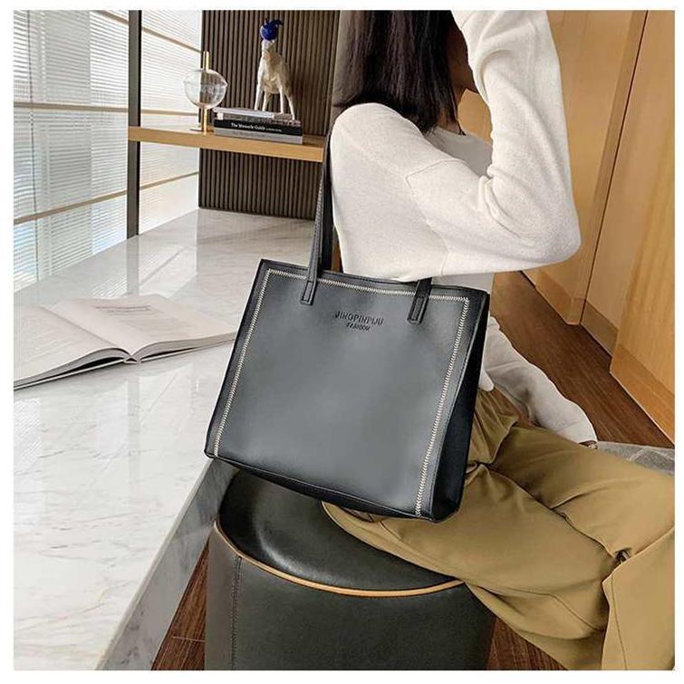 Женская однотонная большая вместительная сумка-тоут для отдыха из искусственной кожи — фото 6