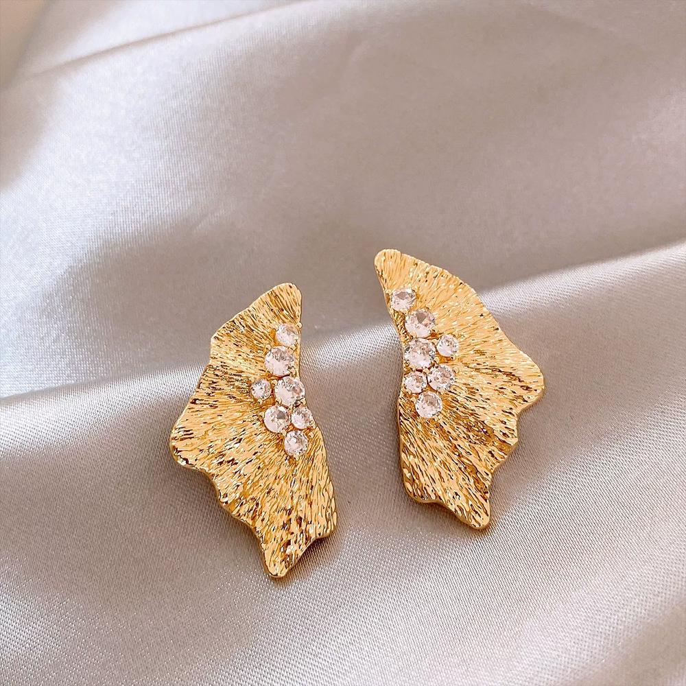 Niche Lightweight Metal-look Butterfly Fan-shaped Stud Earrings: Luxury Retro Design for Versatile Commuting