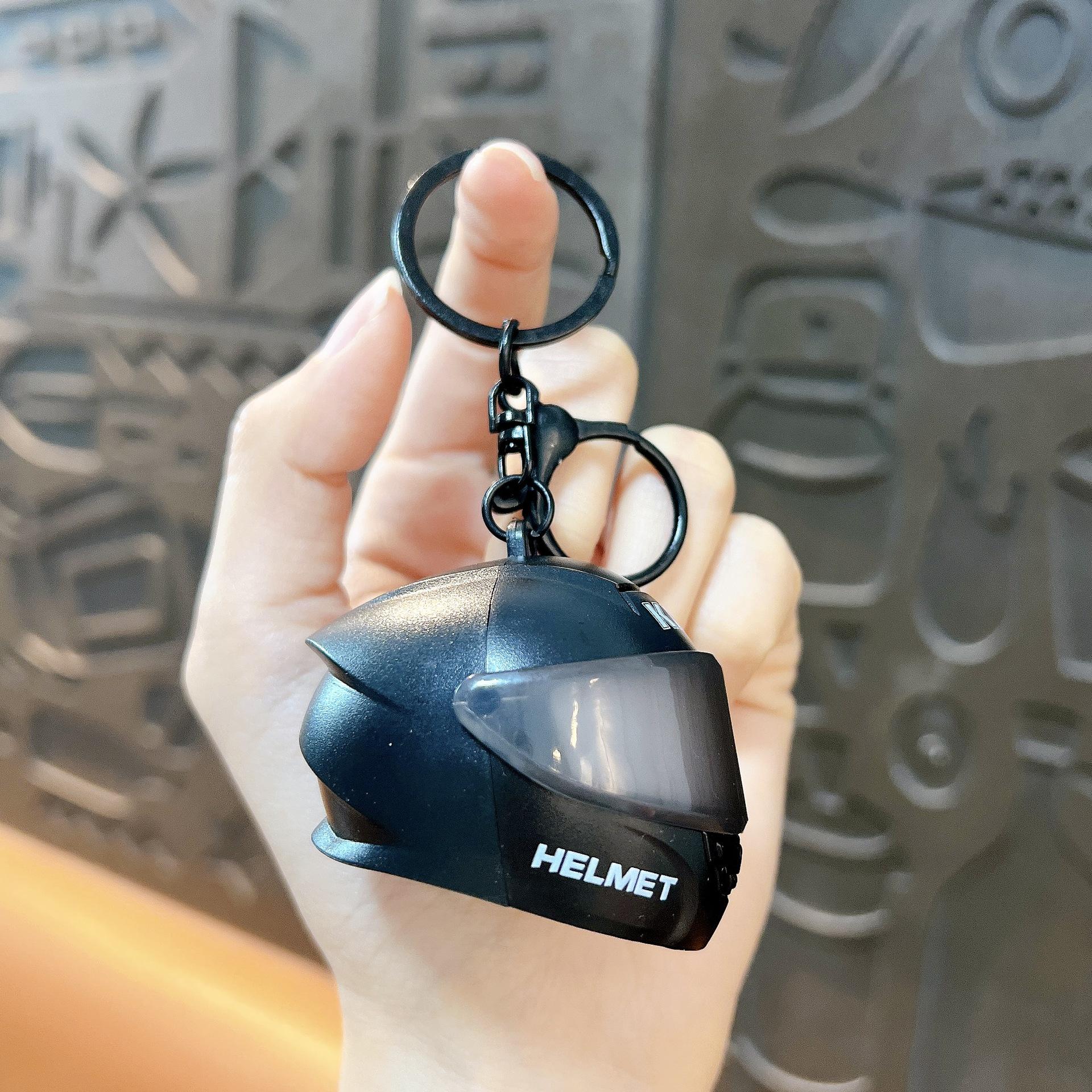 

Glow-in-the-Dark Motorcycle Helmet Keychain - Trendy Bag Charm & Night Light чорний