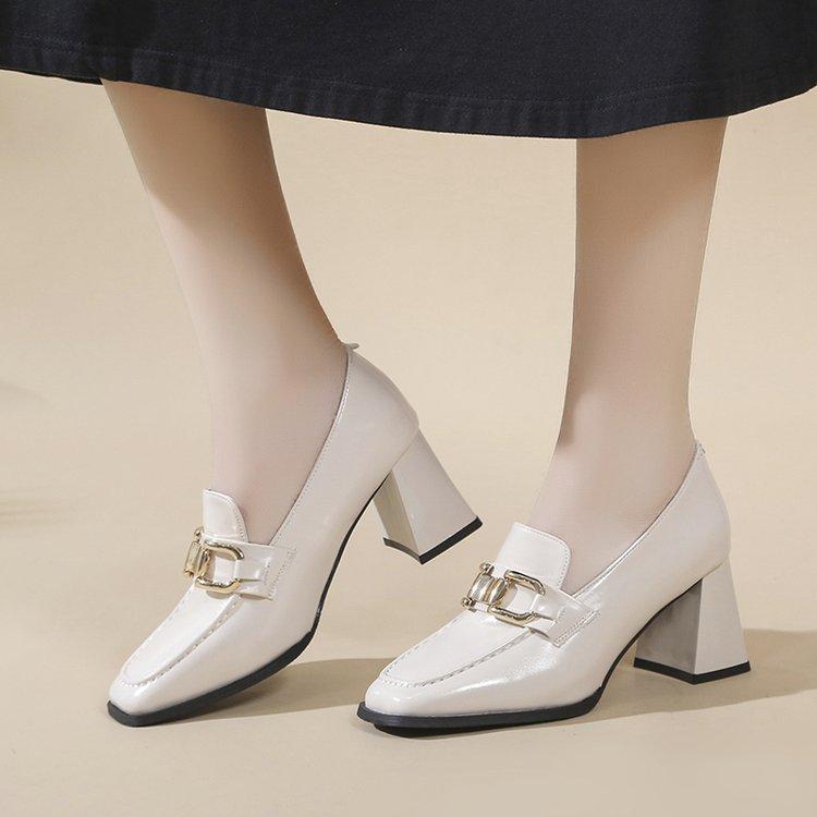

Женские туфли на высоком толстом каблуке на весну и осень 2025 года, новые маленькие кожаные туфли для женщин, квадратный носок, мелкий вырез, металлическая отделка 40 белый