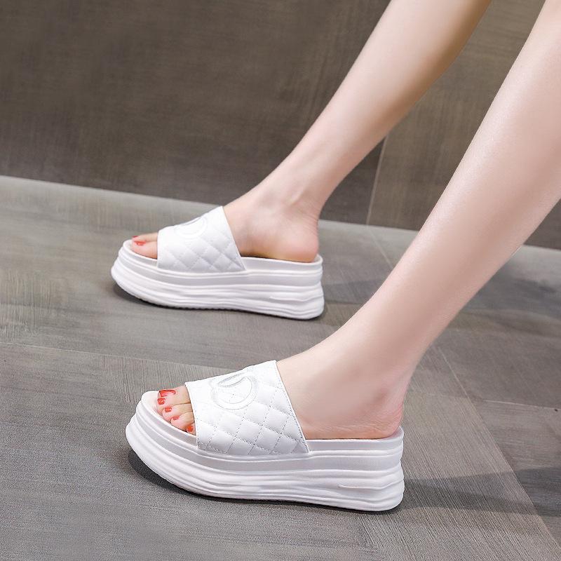2025 summer Internet celebrity beach slippers women wear muffin thick bottom to increase temperament fairy style sandals high value