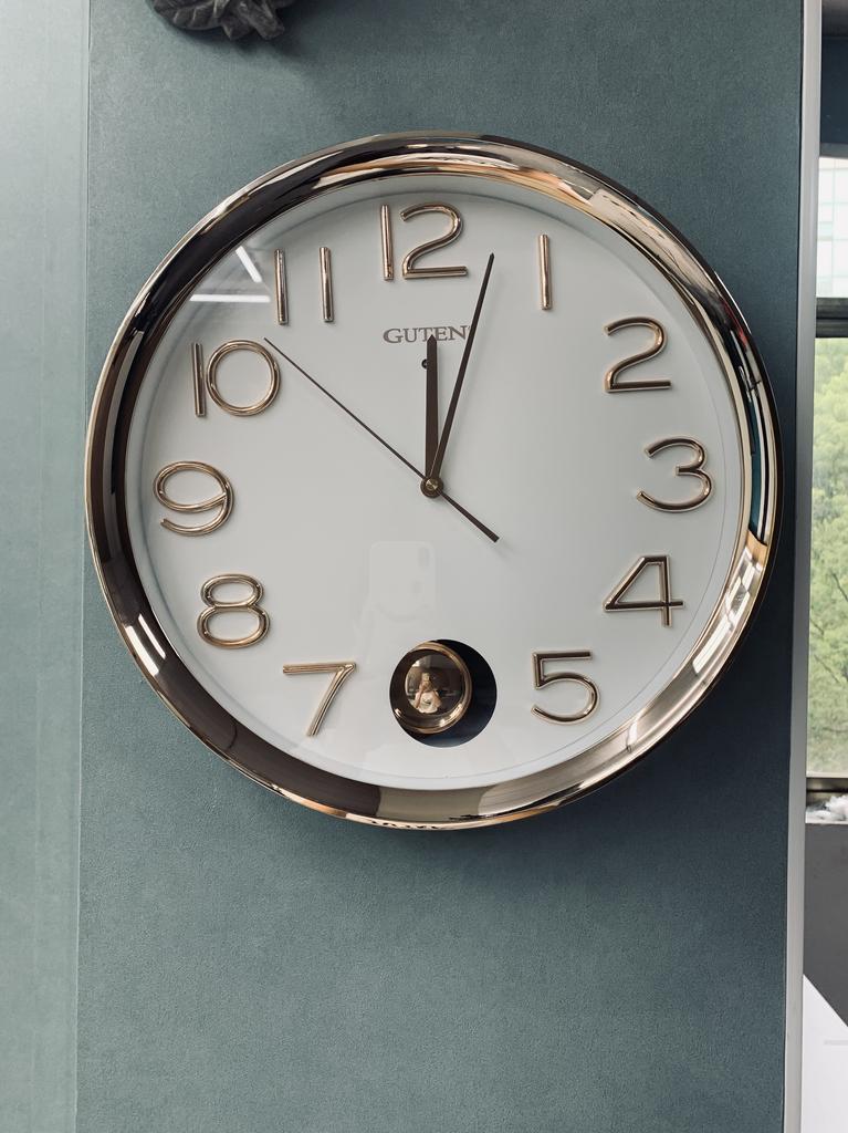 Nordic Light Luxury Clock Wall Interior Design Living Room Aesthetic Wall Clock Modern Creative Fashion Wanduhr Wall Decor