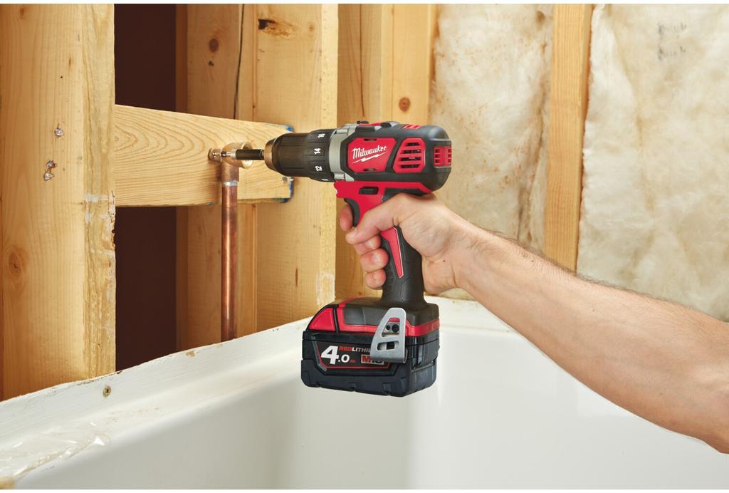 Дрель-шуруповёрт Milwaukee M18 BDD C402 (с набором аксессуаров)