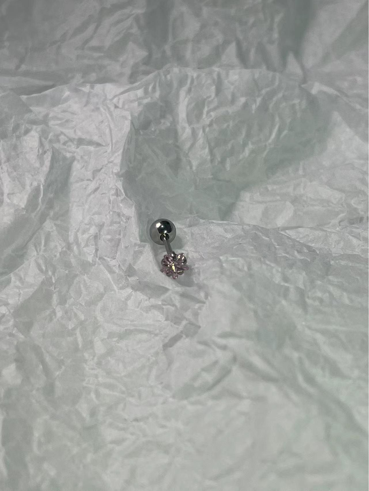 

Изысканные серьги-звезды из циркония для женщин: Нишевая конструкция с винтовой пряжкой и титановыми стальными кохлеарными штифтами