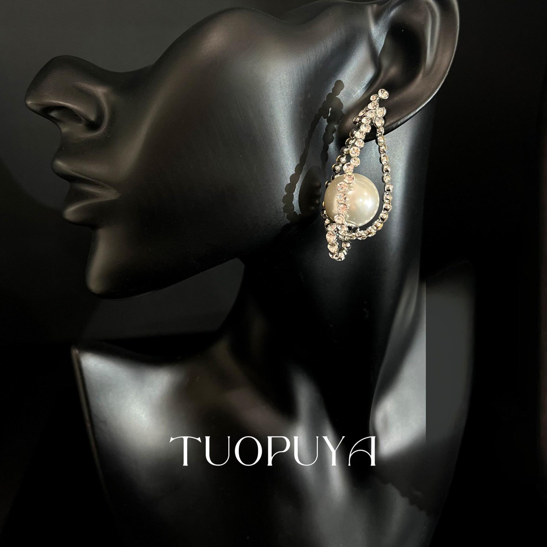Elegant Pearl Water Drop Earrings with Diamond Inlay for Socialite Banquet Dresses.