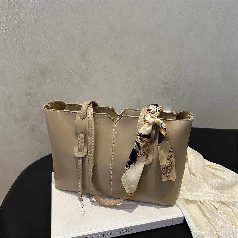

Retro fashion simple new armpit tote women s bag large capacity spring new atmospheric premium shoulder bag хакі