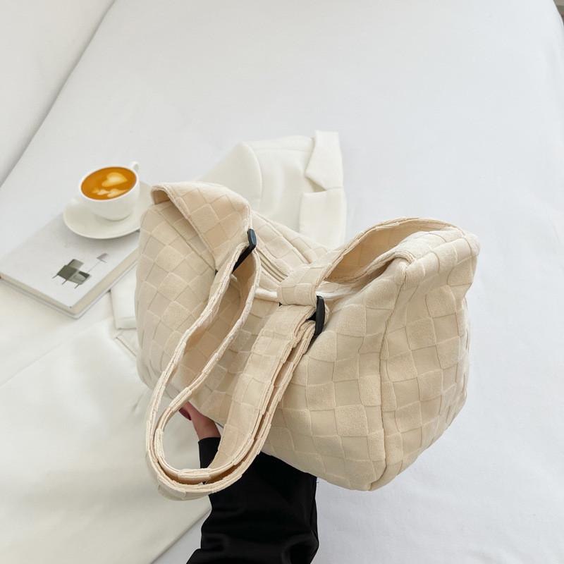 

Trendy And Versatile Womens Shoulder Bag In Soft Faux Fur Great For Daily Use бежевий