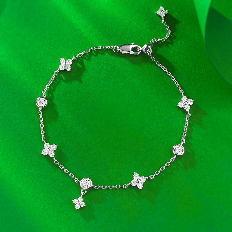

Women s Four-Leaf Clover Bracelet - Japanese & Korean Fashion, Diamond-Studded, Adjustable Bead Drawstring, Light Luxury Style.